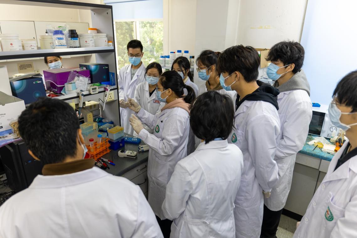 本科生“三进”活动走进生物医学实验室