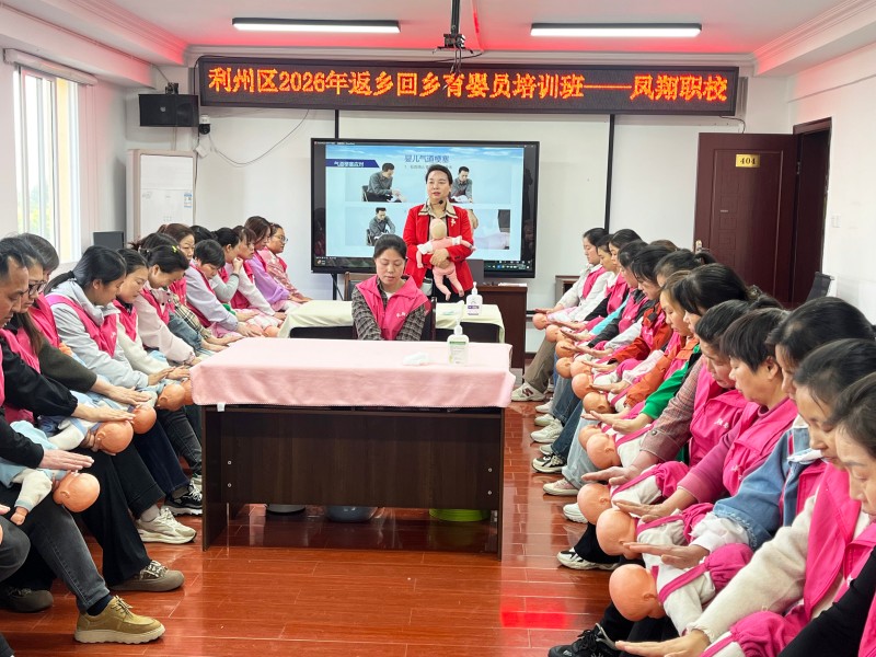 对“婴儿”进行护理。李霞供图