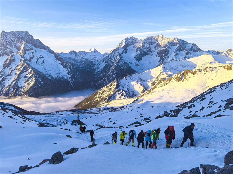 攀登三奥雪山。黑水县委宣传部供图