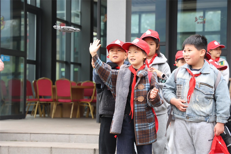 无人机体验课堂。翠屏区融媒体中心供图