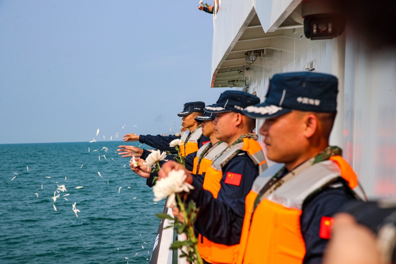 清明节前夕，战友们在海上吊唁谯禾林烈士。宣汉县委宣传部供图
