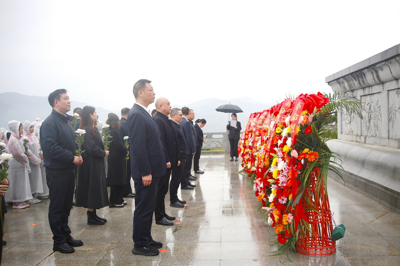 向烈士纪念碑敬献花篮。冯津榕摄