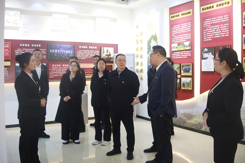 参观周永开先进事迹陈列室。冯津榕摄