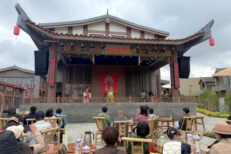 喝坝坝茶看川剧。陈欣摄