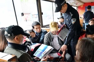 民警为游客宣传反诈知识