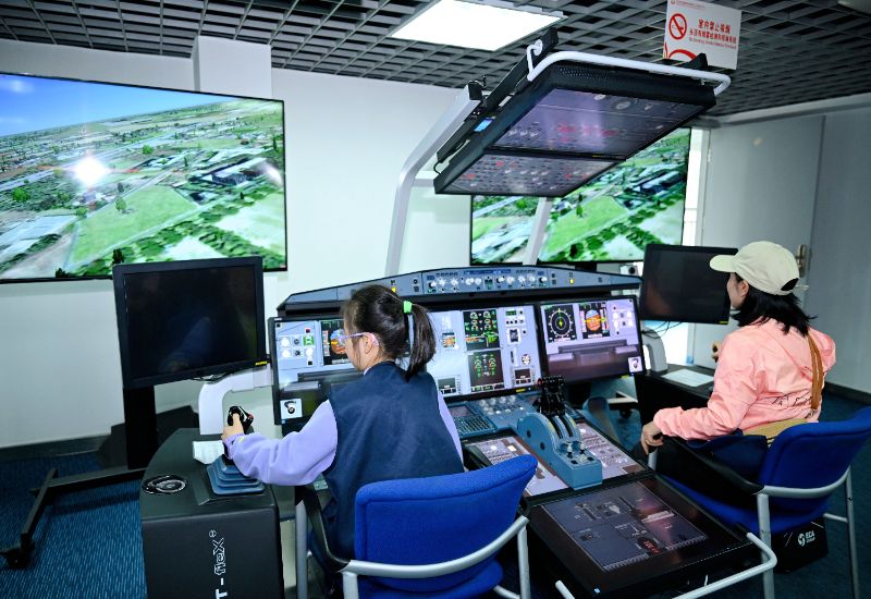 “工行成都·爱购研学”航空科普活动。工行成都分行供图
