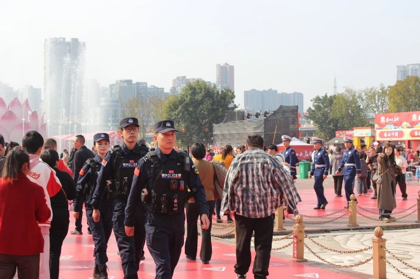 民警们在活动现场巡逻。乐山市公安局乐山大佛风景名胜区分局供图