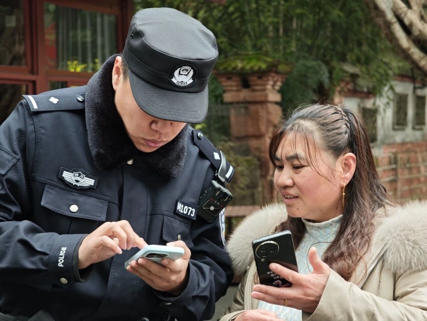 民警正在为群众解答问题。乐山市公安局乐山大佛风景名胜区分局供图