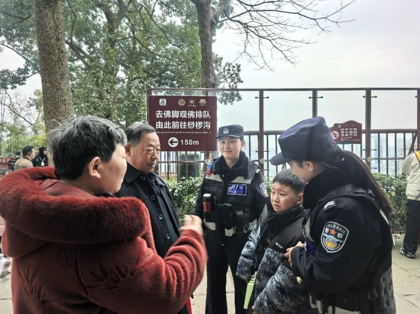 民警替游客找回走丢孩子。乐山市公安局乐山大佛风景名胜区分局供图