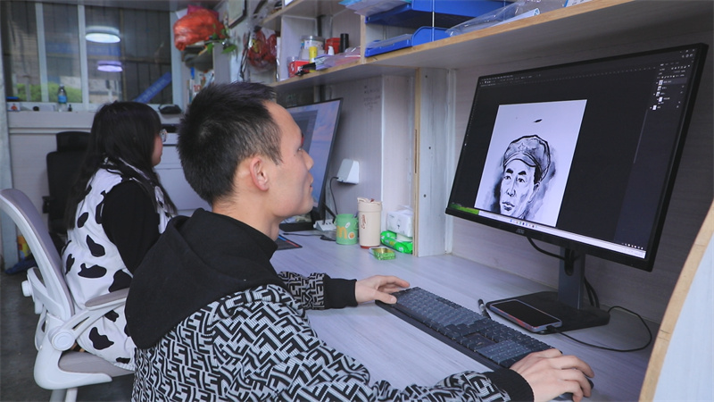 工作人员用AI制作烈士画像。昭化区融媒体中心供图