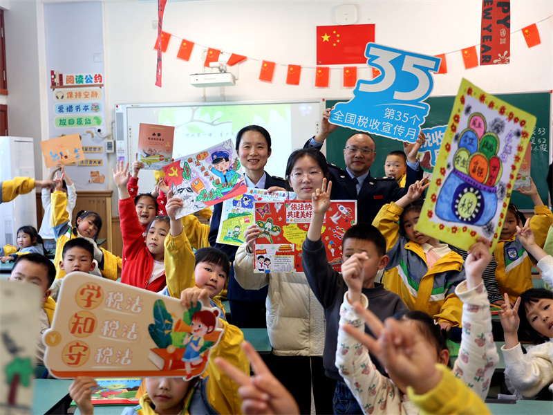 双流区税务局联合学校开展“税收第一课”青少年税收普法活动。成都市税务局供图