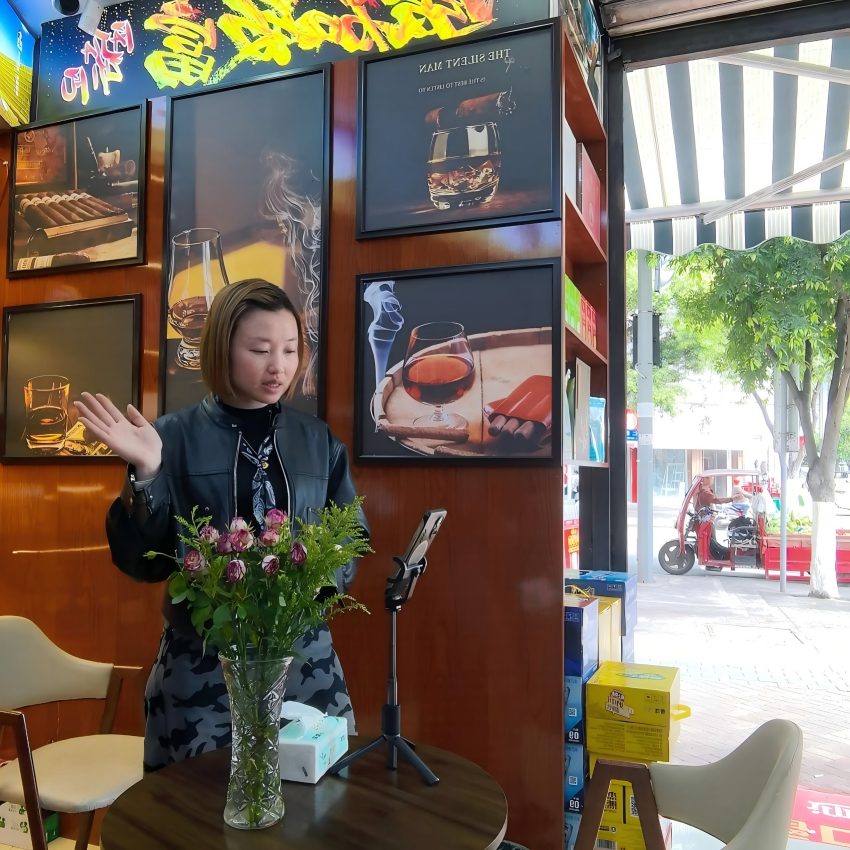 唐星星在线上短视频拍摄。雁江区烟草专卖局供图