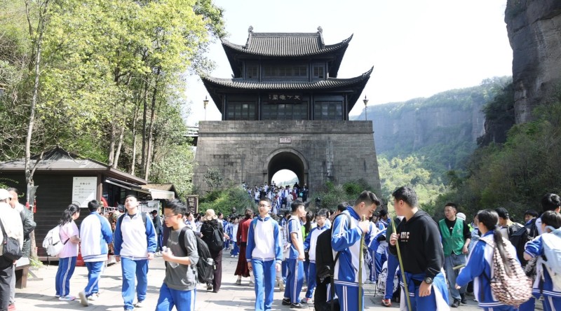 剑门关景区迎来亲子游研学游出行高峰。赵磊供图