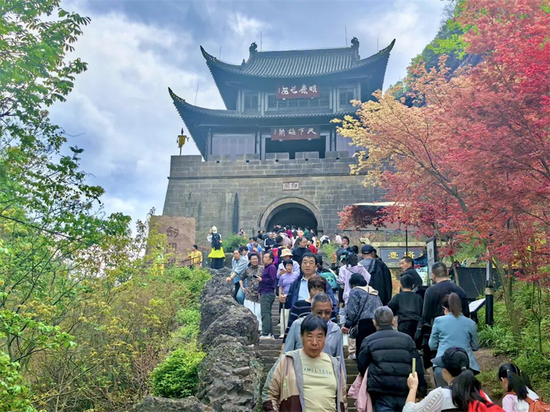 剑门关景区游人如织。阳林玥供图