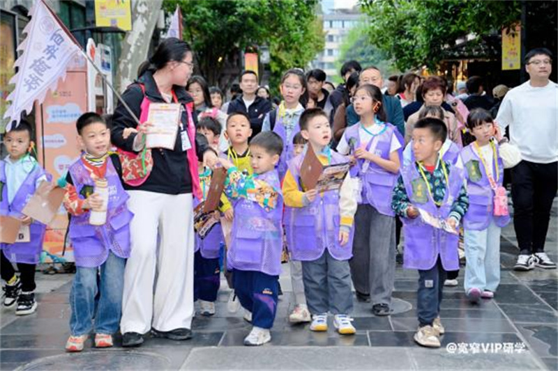 孩子们走进宽窄巷子。陈静供图
