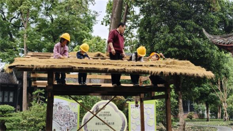 我为杜甫建茅屋研学现场。陈静供图