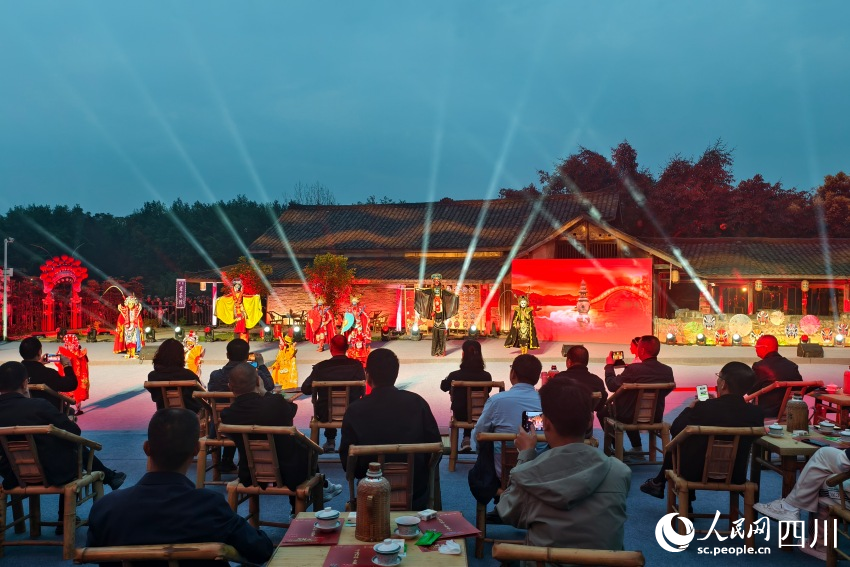 在邛崃固驿街道，当地将春台会和“村糖会”结合，吸引大量游客市民参与。人民网 赵祖乐摄