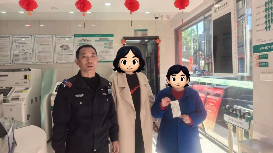 民警陪同群众转账返还原账户。资阳市公安局雁江区分局供图