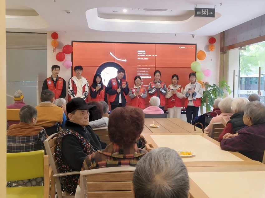 志愿者为老人送祝福。李天恩、罗林红供图