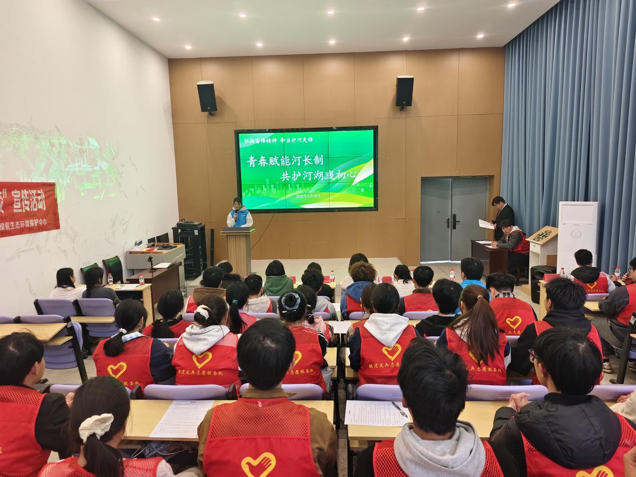 铁道尖兵志愿服务队成员作分享。四川建筑职业技术大学供图