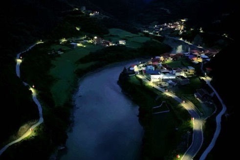 “亮起來”的夏爾噶村。四川省煙草專賣局供圖
