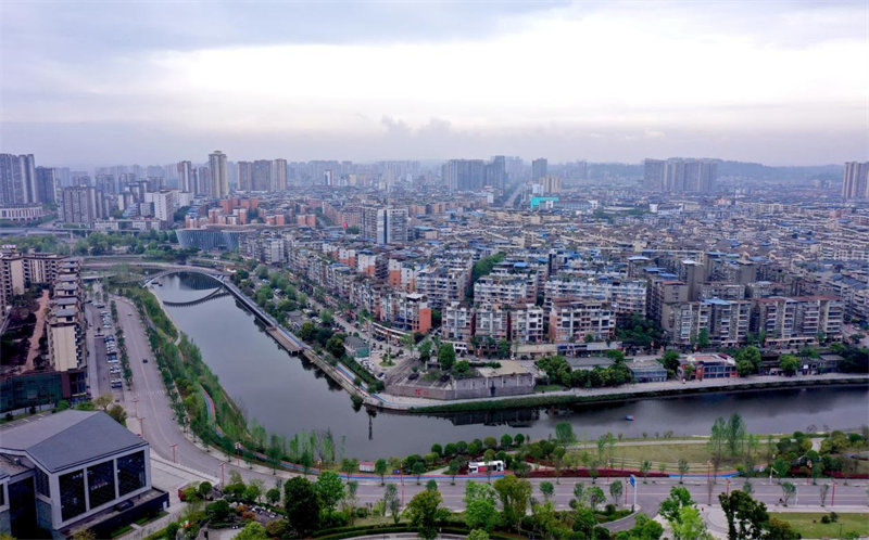 4月9日拍摄的广安市广安区西溪河狮子桥段（无人机照片）。