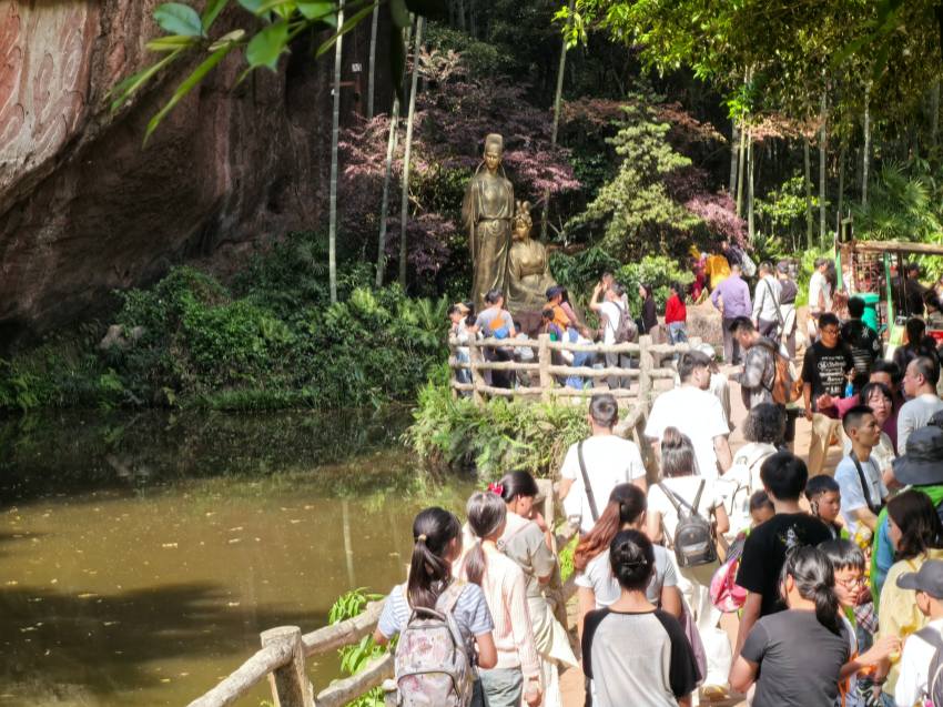 游客漫步于唤鱼池畔。王丽摄