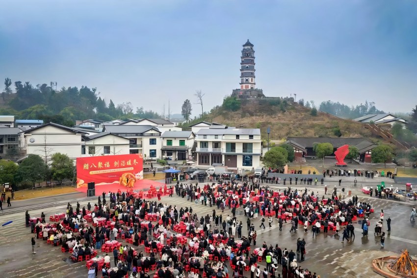 开展“腊八聚福·刨汤暖冬”民俗文化体验活动，呈现了一场兼具传统韵味与乡村活力的文化盛宴。开江县委宣传部供图