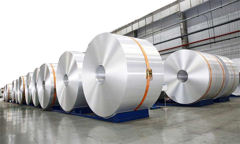 堆放整齐的铸轧卷。李东东摄