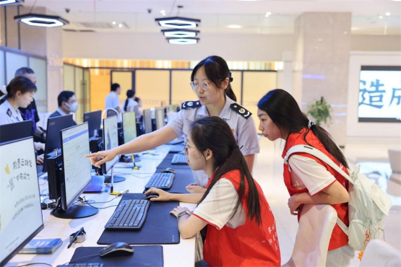 大学生志愿者们走进东区税务局办税服务厅体验办理涉税业务的便捷。攀枝花市税务局供图