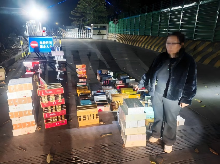 查获无证运输卷烟现场。盐边县烟草专卖局供图