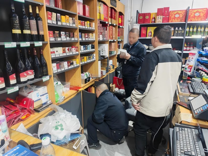 执法人员开展夜检夜查。盐边县烟草专卖局供图