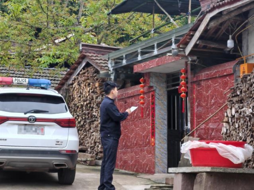 民警走访摸排。安岳县公安局卧佛派出所供图