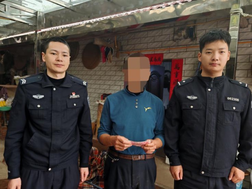民警将财物返还受害人。安岳县公安局卧佛派出所供图