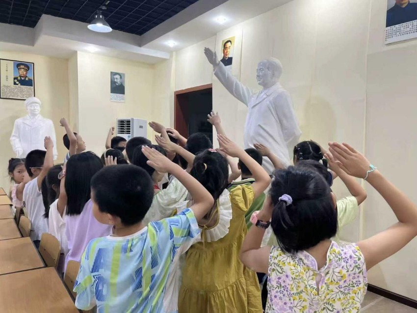 学生走进党史学习教育基地学习体验。四川职业技术学院供图