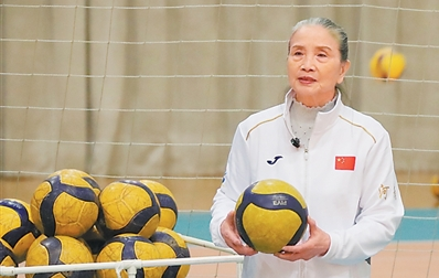 74岁女排教练葛淑茹：排球还在转，我就想接着打