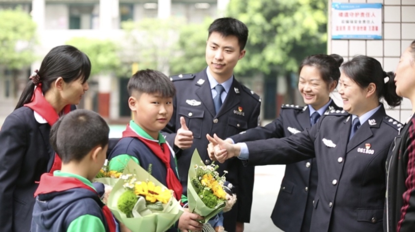 民警伸出大拇指表扬孩子。资阳公安供图