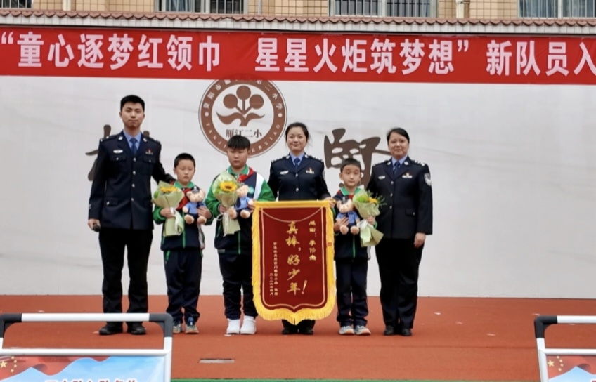 民警上台赠品锦旗和小礼物。资阳公安供图