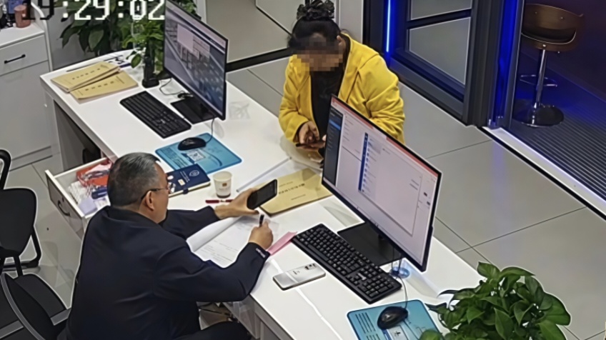 失主很快领回手机。资阳公安供图