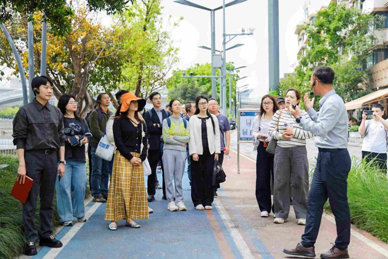 观察团成员实地探访高新区中和街道府河社区。成都市城市管理委员会供图