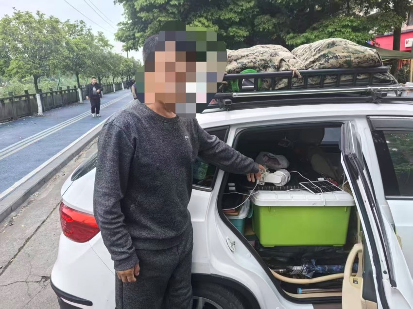 嫌疑人指认被盗摄像头。资阳市公安局临空经济区分局雁江派出所供图