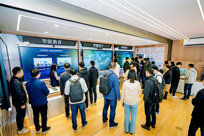 与会嘉宾在华为坤灵展车中沉浸式体验智能化方案。主办方供图