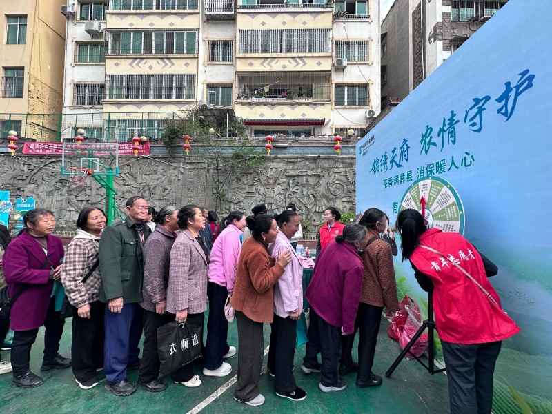 市民排队答消费者权益保护的相关知识。农行四川省分行供图