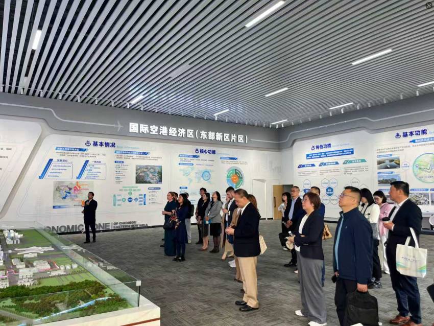 代表们在天府国际空港综合保税区展厅考察。主办方供图