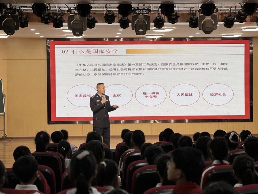 分局法治副校长深入彭山二中，开展“情景模拟+法治课堂”。刘佳怡摄