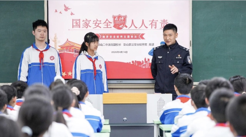 分局法治副校长罗兵走进彭山一小，解读国土、军事、网络等核心安全内容。刘佳怡摄