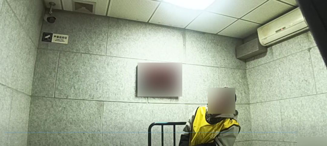 李某某接受讯问。新都公安供图