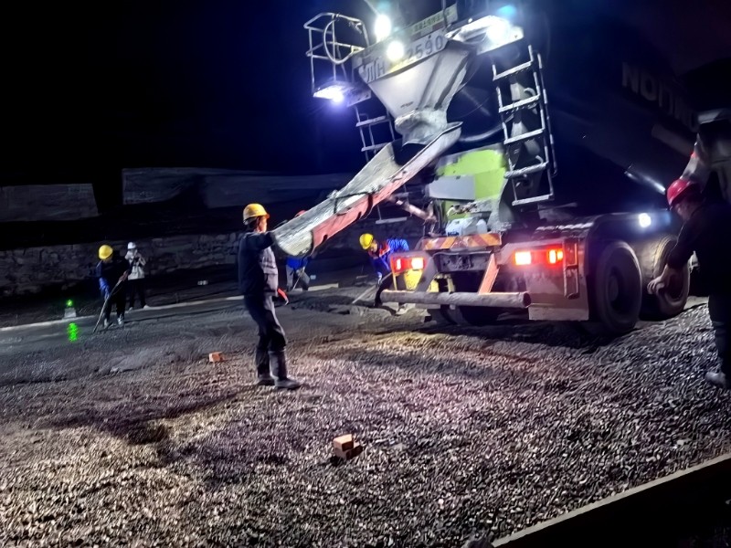 加班对旅游道路进行施工。张文良供图