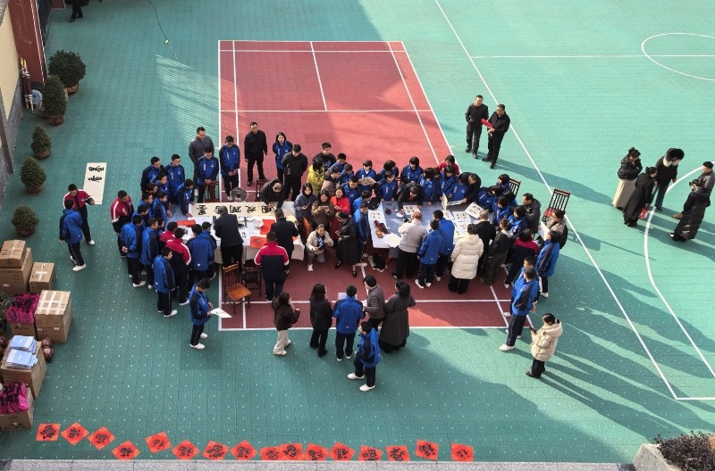 同学们书法比赛现场。张文良供图