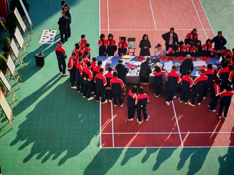 学校组织学生参加传统文化体验。张文良供图